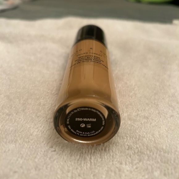 Smith & Cult weightless micro-blurring foundation - Picture 3 of 3